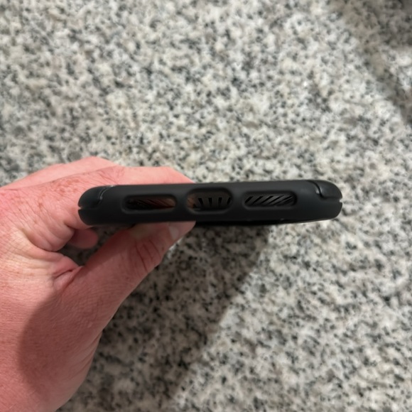 iPhone 11 OtterBox Symmetry in Black - Picture 5 of 7